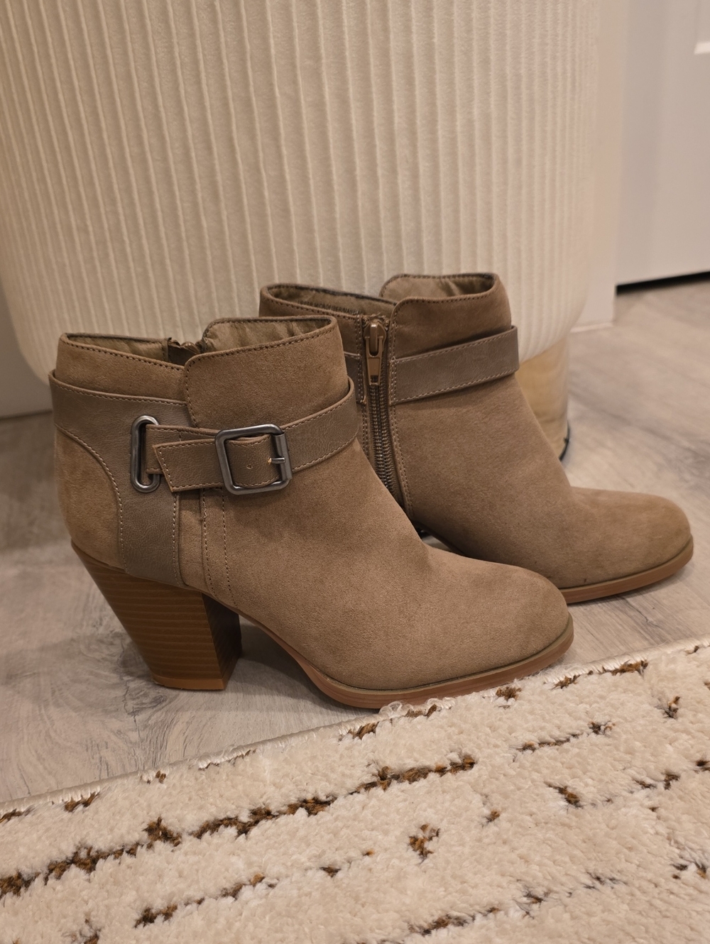 Shoe Dazzle "JAMIE" Taupe Suede Buckle Heel Ankle Booties SZ 7